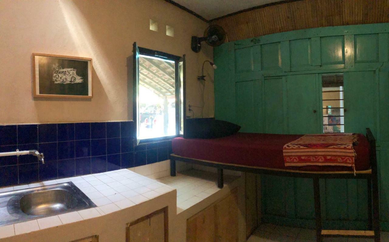 Losmanos Hostel Yogyakarta Exterior photo